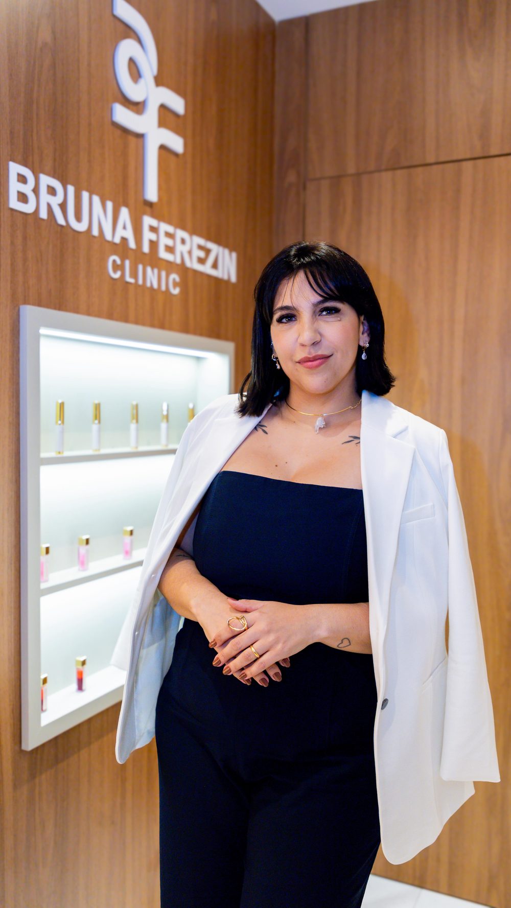 Bruna Ferezin na recepção da clínica