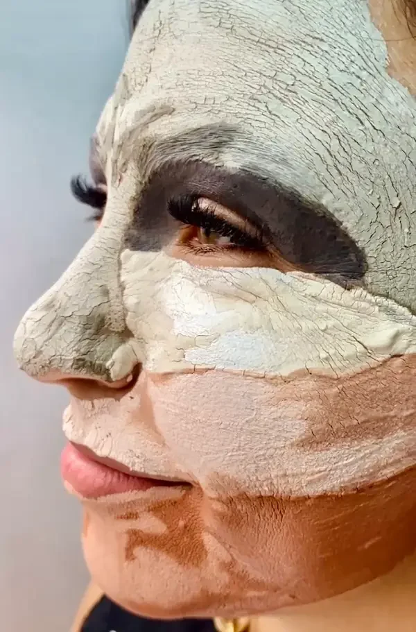 Paciente com máscara facial durante tratamento de pele